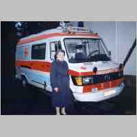 594-1002 Evamaria Mueller vor dem Rettungswagen, der als Geschenk nach Tapiau ging und heute fuer Transporte in Wehlau eingesetzt  wird..JPG